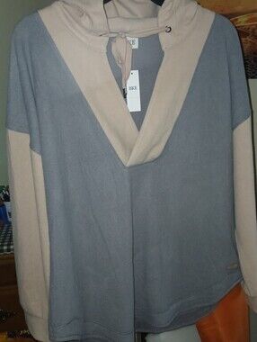 BKE Two-Tone V-Neck Hooded Top in Gray and Beige